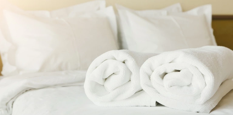 Łóżko oraz ręczniki
